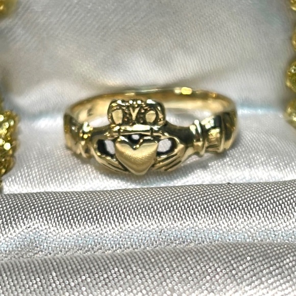 14k Claddagh ring - Picture 3 of 10